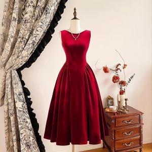 Retro-elegant Velvet-textured Christmas Evening Gown